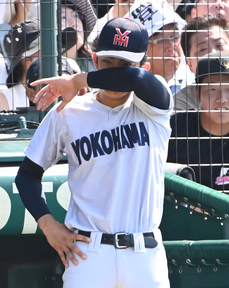 横浜対智弁和歌山　9回表横浜、目元を拭う横浜の織田翔希（撮影・石井愛子）