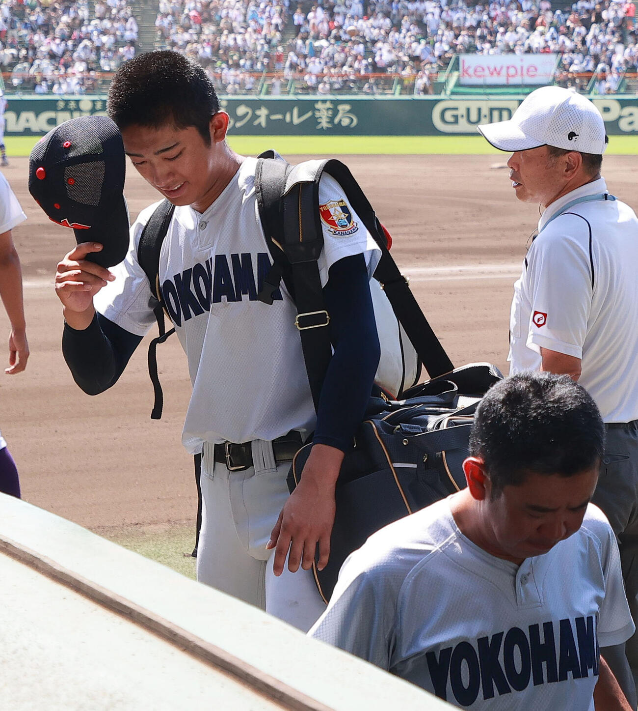 横浜対智弁和歌山　智弁和歌山に敗れ甲子園球場を後にする横浜・織田翔希。手前は村田浩明監督（撮影・上山淳一）