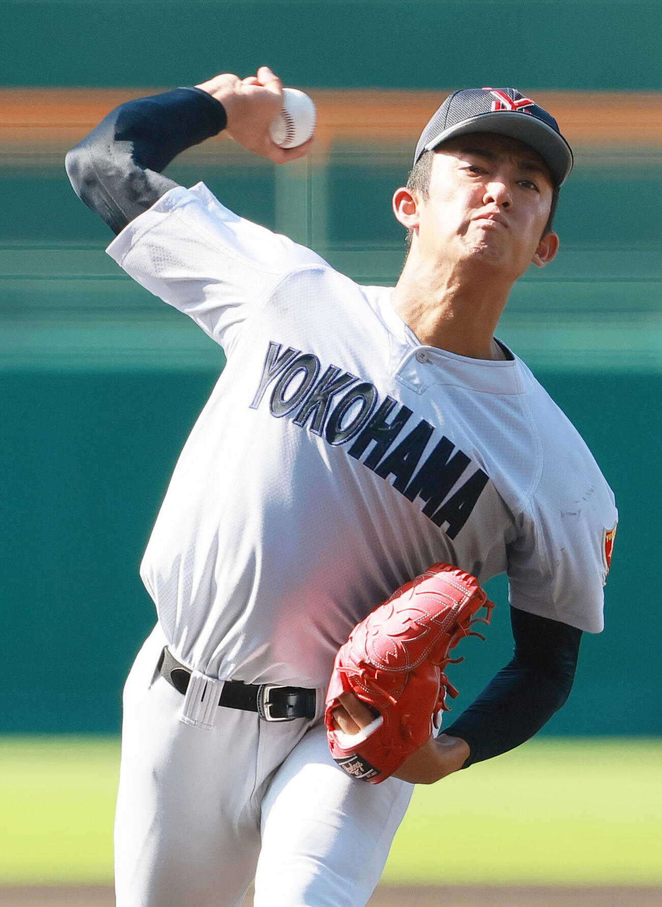 横浜対智弁和歌山　3回裏、力投する横浜エース織田翔希（撮影・上山淳一）