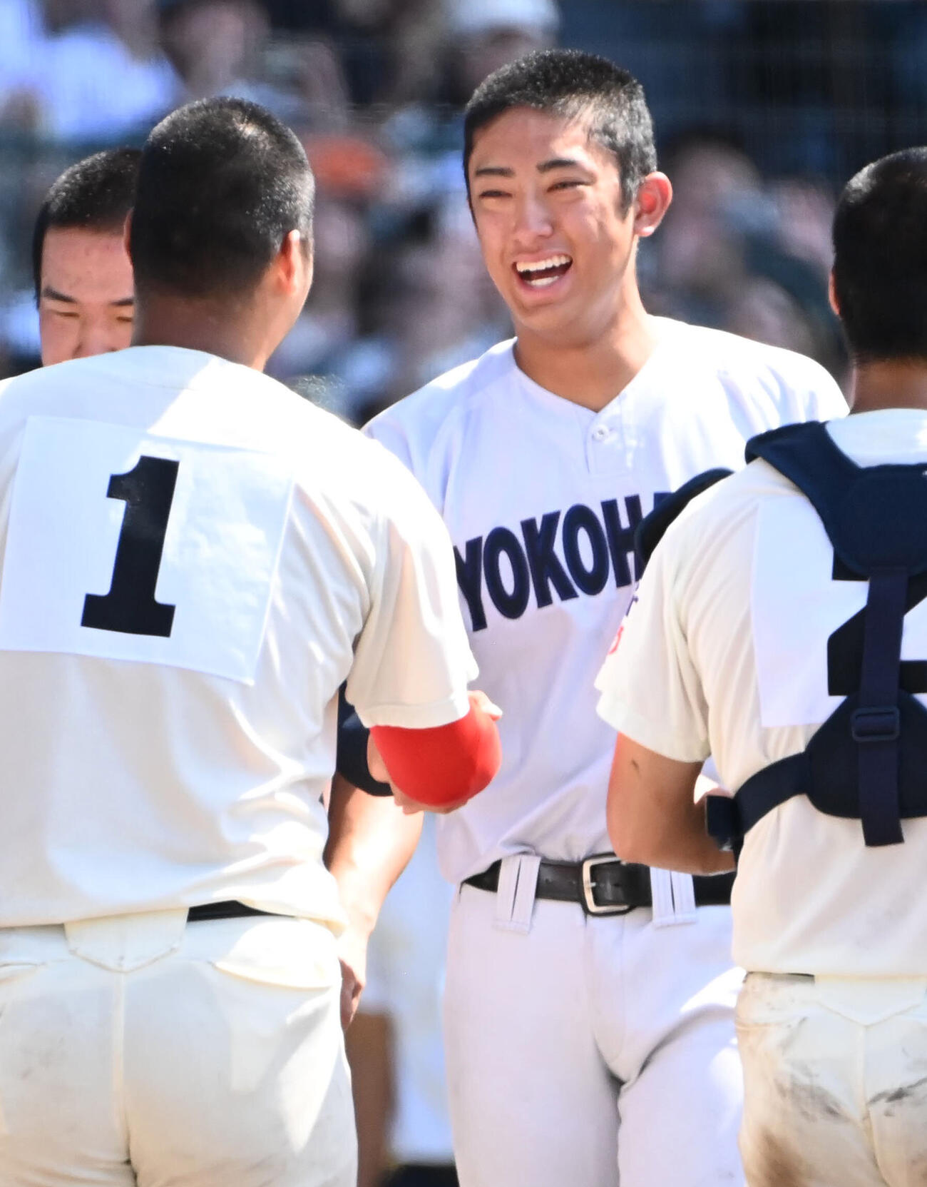 横浜対智弁和歌山　試合終了後、整列し智弁和歌山の和気匠太（左）よ握手をする横浜の織田翔希（撮影・石井愛子）