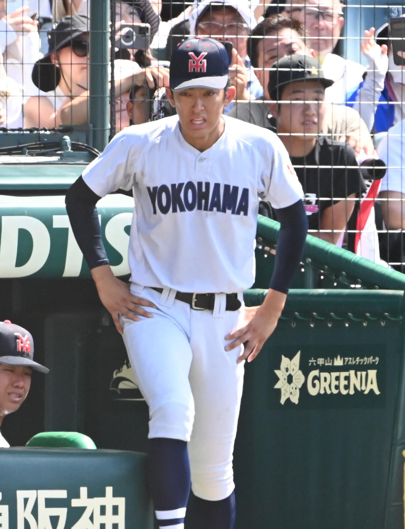 横浜対智弁和歌山　智弁和歌山に負け整列へ向かう横浜の織田翔希（撮影・石井愛子）