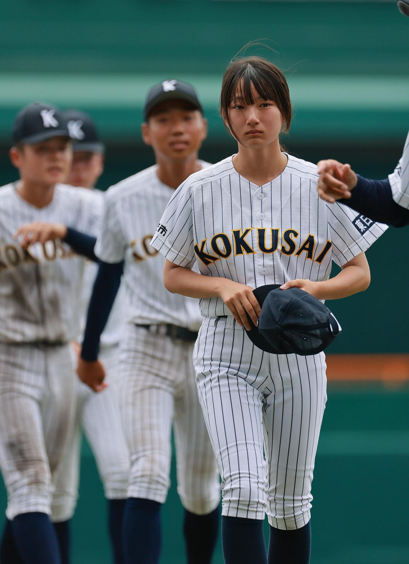 有明対東日本国際大昌平　有明に敗れ応援団にあいさつする東日本国際大昌平の中野蘭記録員（2026年8月16日撮影）　