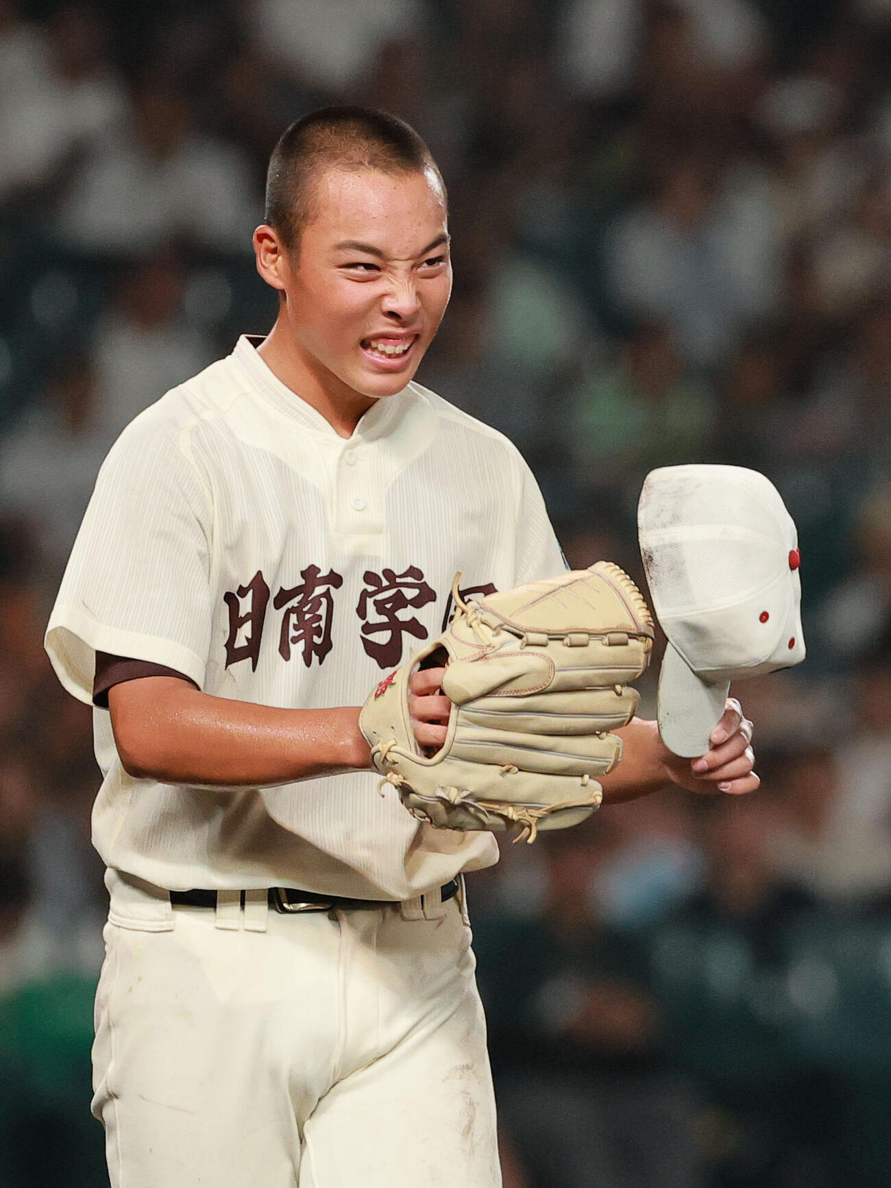 横浜対日南学園　9回途中、日南学園先発の谷口銀次郎は田中皐晴にマウンドを託す（撮影・上山淳一）