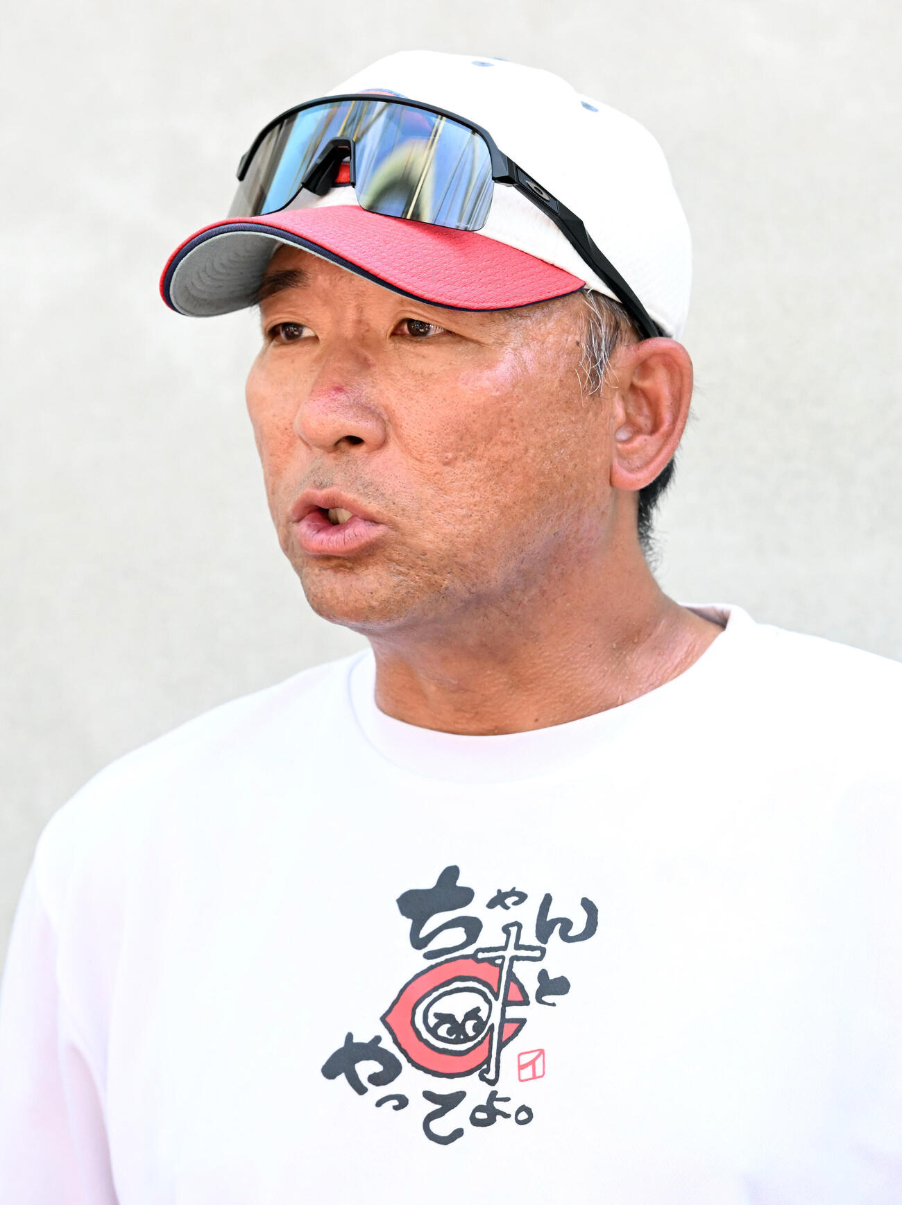 囲み取材に応じる智弁和歌山・中谷仁監督（撮影・和賀正仁）