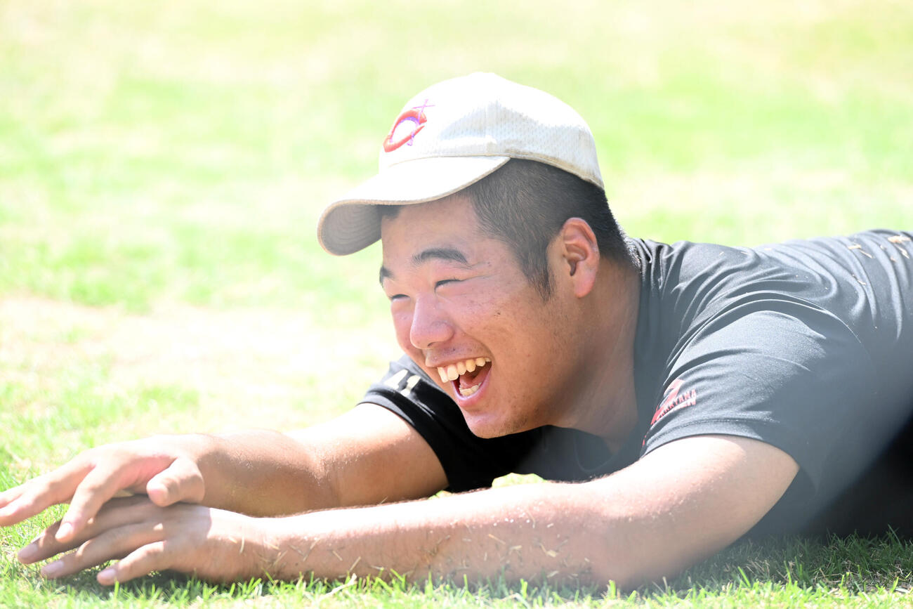 笑顔でストレッチする智弁和歌山・和気匠太（撮影・和賀正仁）