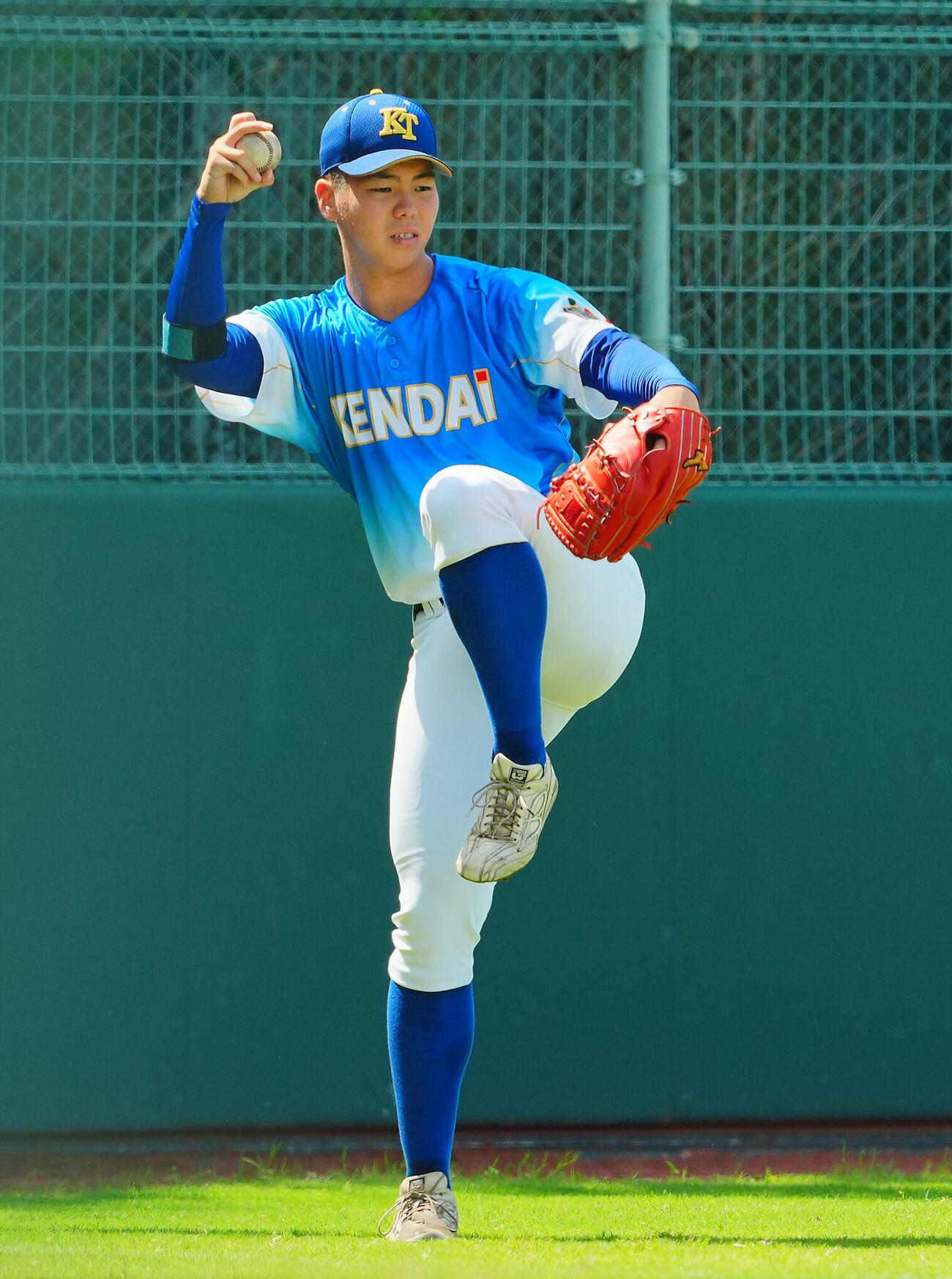 投球練習を行う健大高崎・石垣聡志（撮影・垰建太）