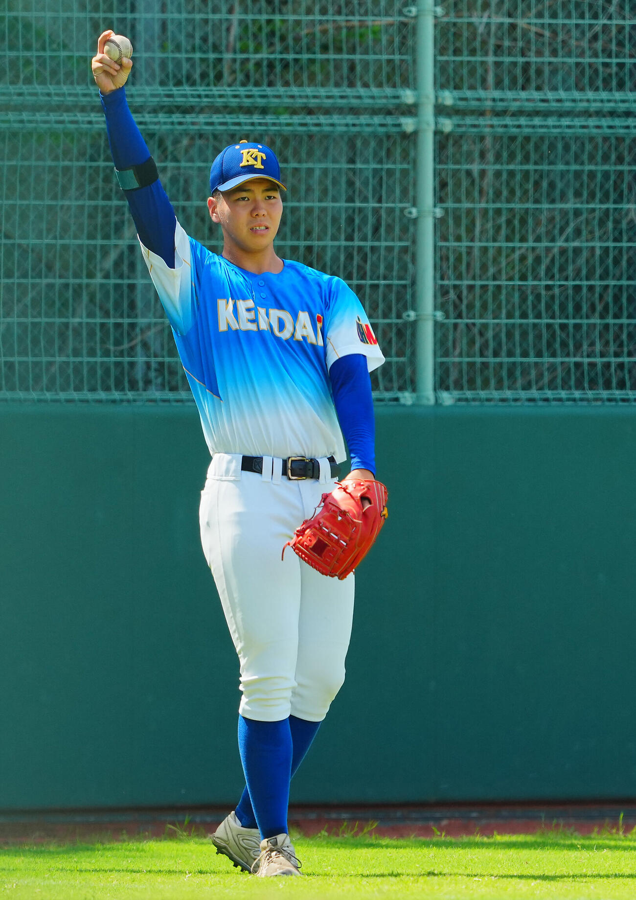 投球練習を行う健大高崎・石垣聡志（撮影・垰建太）