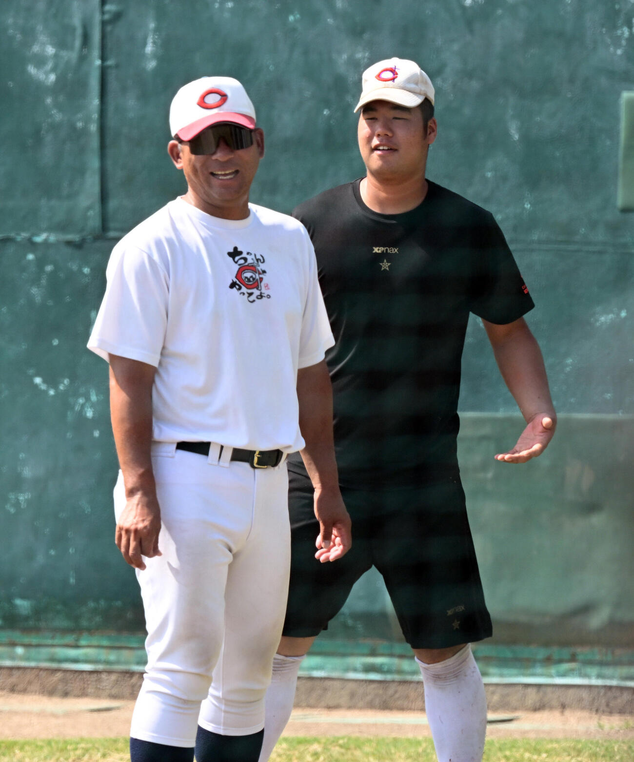練習中、笑顔を見せる智弁和歌山・中谷仁監督（左）と和気匠太（撮影・和賀正仁）