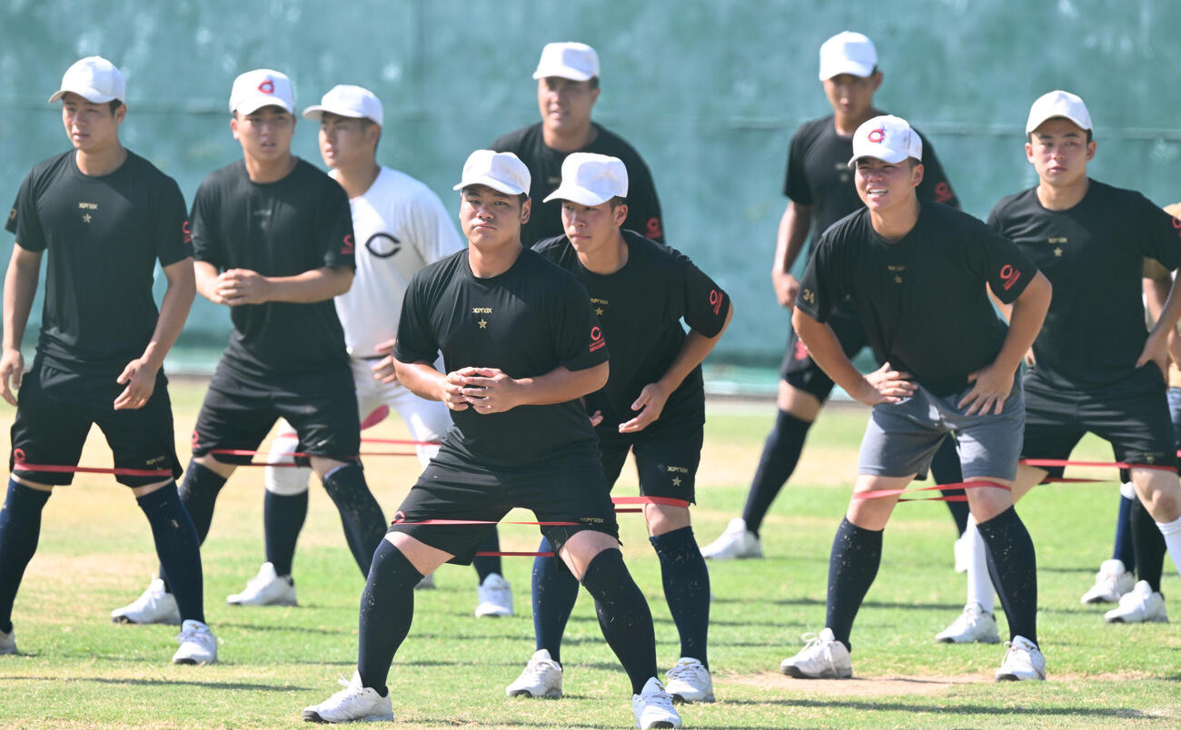 ストレッチで体をほぐす智弁和歌山の選手ら（撮影・和賀正仁）