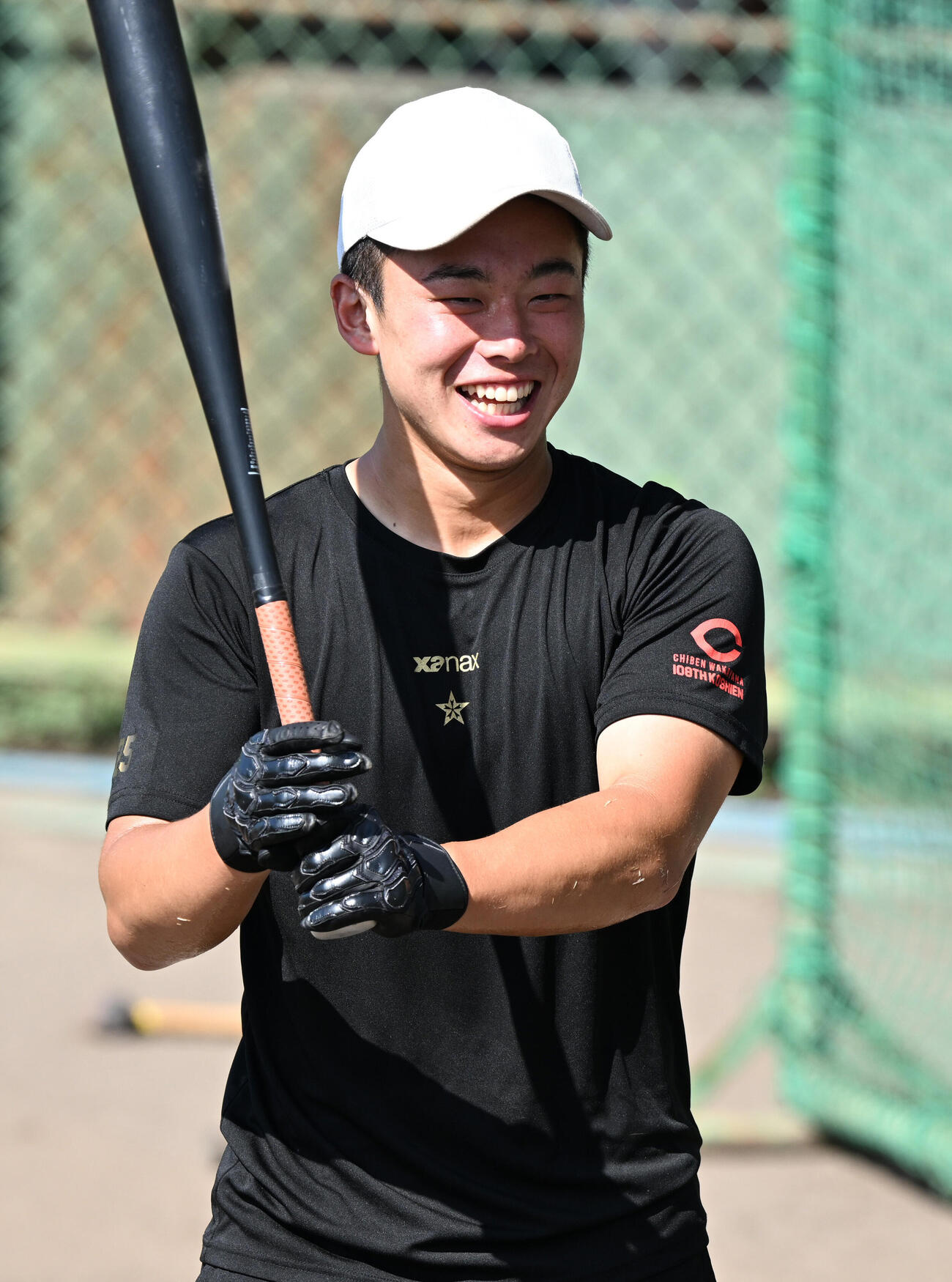 笑顔で打撃練習する智弁和歌山・松本虎太郎（撮影・和賀正仁）