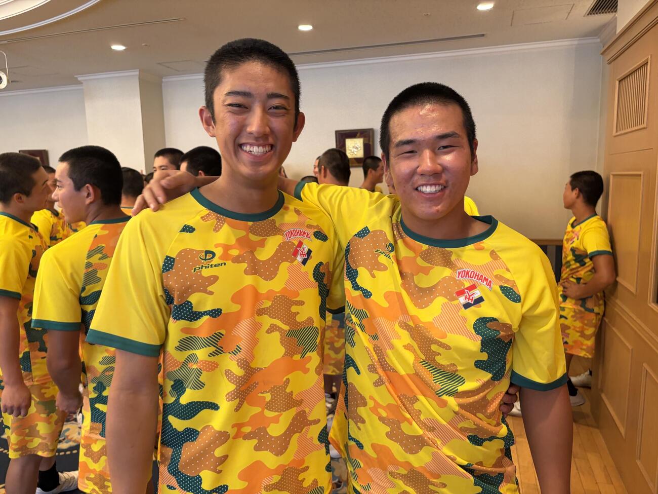 20日、宿舎でのラストミーティング後、笑顔を見せる横浜の（左から）織田翔希、小野舜友（撮影・保坂淑子）