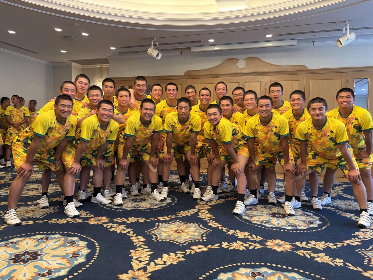 20日、宿舎でのラストミーティング後、笑顔で集合写真に納まる横浜の選手たち（撮影・保坂淑子）