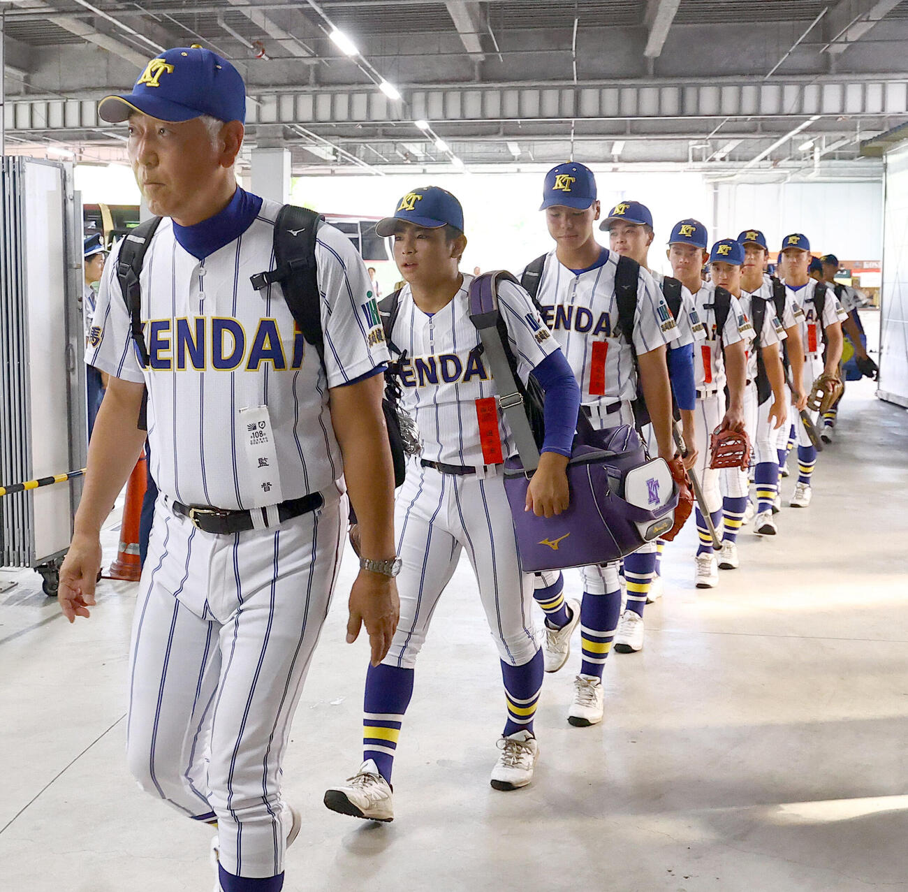 甲子園球場に入る健大高崎・青柳博文監督（左）とナイン（撮影・上田博志）