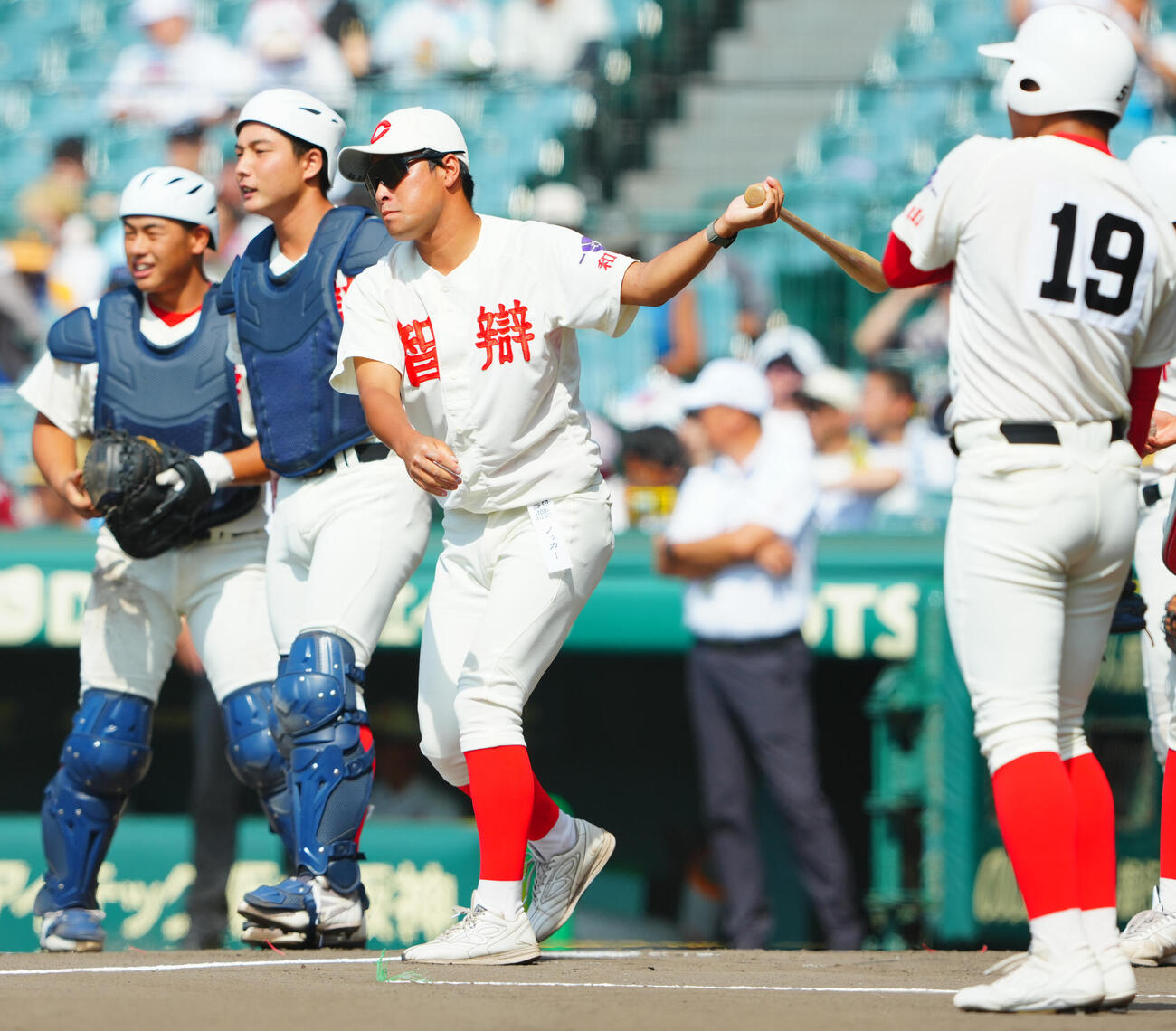 健大高崎対智弁和歌山　シートノックでノッカーを務める智弁和歌山・原田夏季コーチ（中央）（撮影・垰建太）