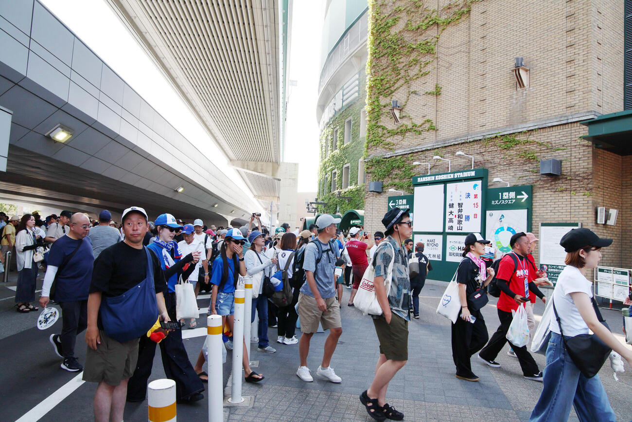 健大高崎対智弁和歌山　　午前8時30分、甲子園球場へ訪れる高校野球ファン（撮影・加藤哉）