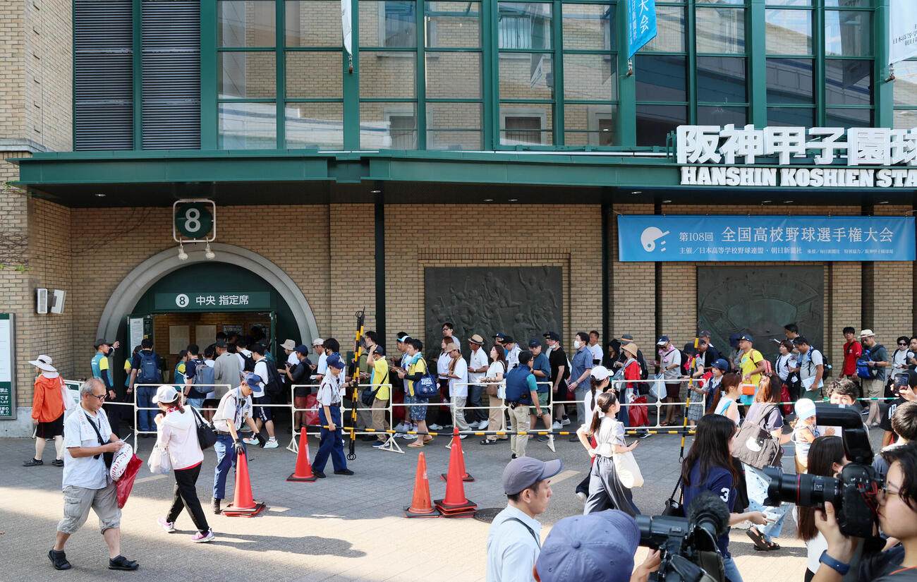 健大高崎対智弁和歌山　　午前8時30分、開門し入場する観客（撮影・加藤哉）