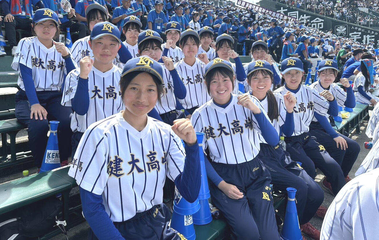 健大高崎を支える、マネジャー主将の小保方花南さん（最前左）と14人のマネジャー（撮影・田島優大）