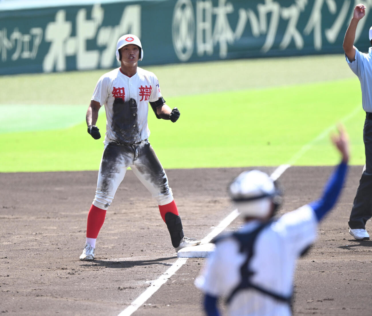 智弁和歌山対健大高崎　2回裏1死二塁、適時三塁打を放ち塁上でほえる山下晃平（撮影・和賀正仁）