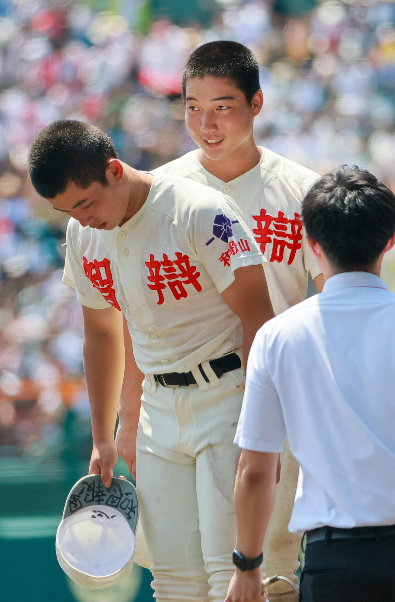 健大高崎対智弁和歌山　優勝インタビューを終えあいさつする智弁和歌山・松本虎太郎主将（手前）と山田凜虎（撮影・上山淳一）