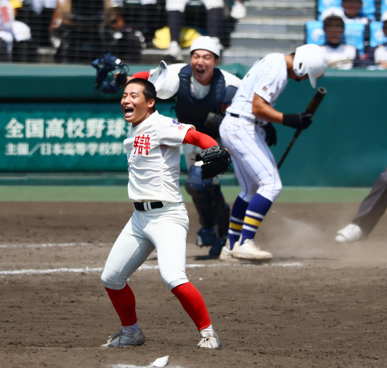 健大高崎対智弁和歌山　9回表健大高崎2死一塁、久葉亮太は代打小原快晴を三振に仕留めマウンドで雄たけびを上げながらガッツポーズを見せる。捕手山田凜虎（撮影・加藤哉）