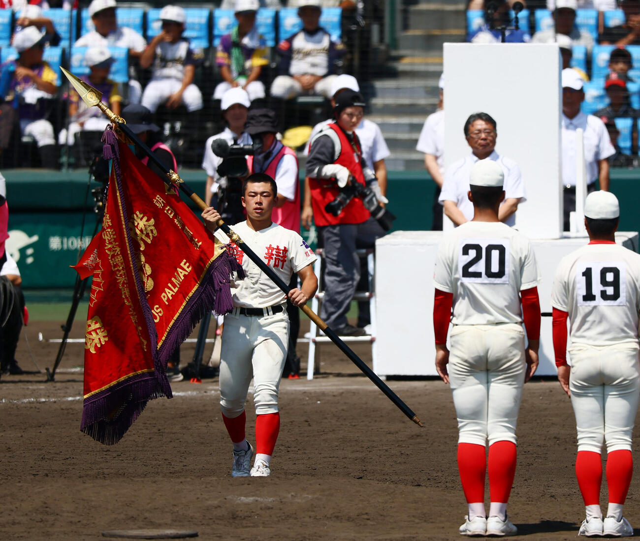 健大高崎対智弁和歌山　優勝旗を手にする智弁和歌山の松本虎太郎（撮影・加藤哉）