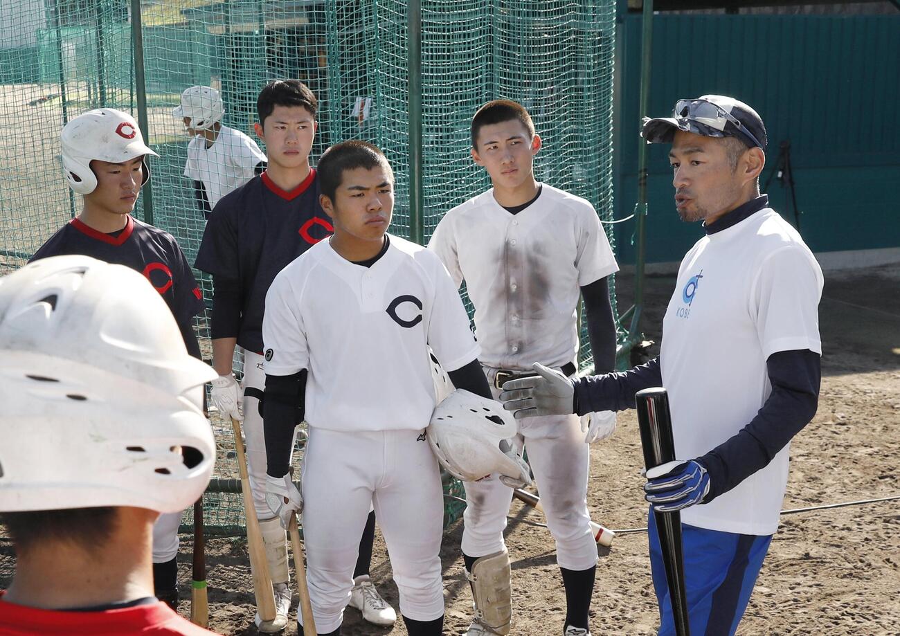 智弁和歌山高の選手に指導するイチロー氏（右端）（代表撮影＝2020年12月）