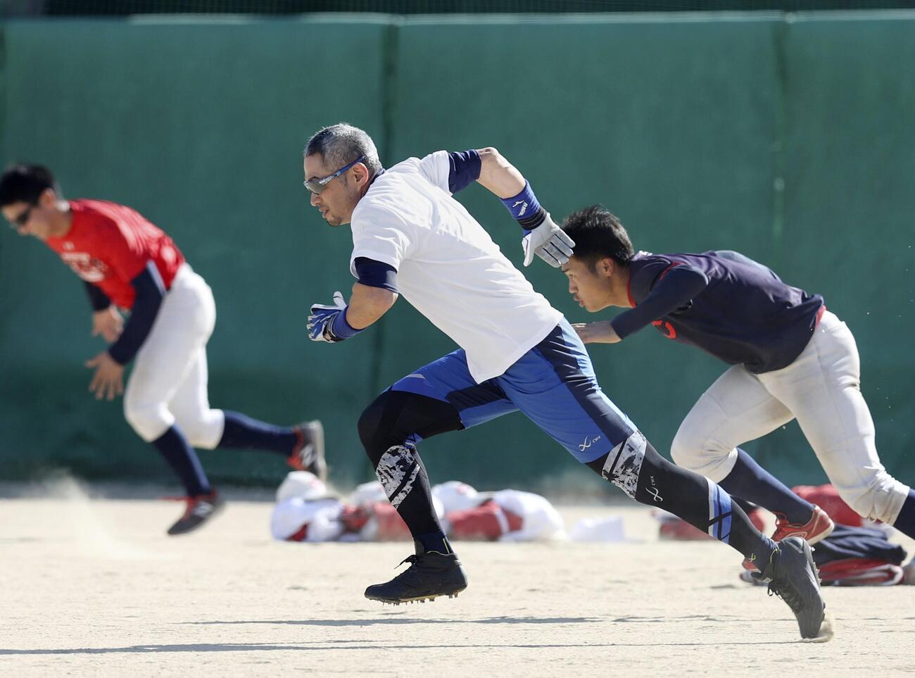 智弁和歌山の選手とともに走り込むイチロー氏（代表撮影、2020年12月）