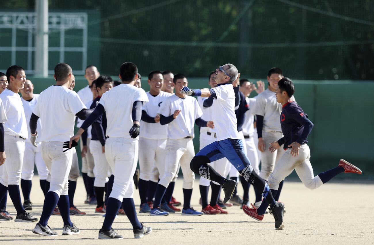 智弁和歌山との練習でおどけてみせるイチロー氏（代表撮影、2020年12月）