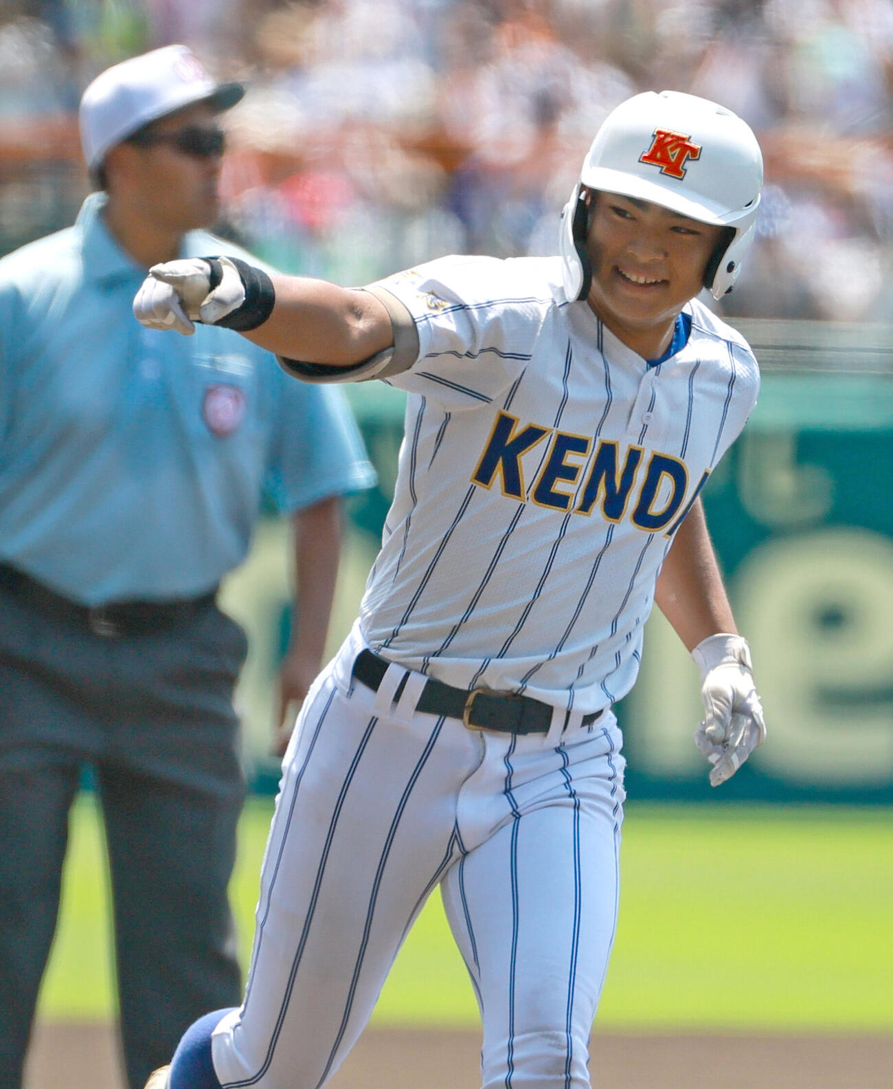 健大高崎対智弁和歌山　8回表健大高崎1死二塁、石田雄星は2点本塁打を放ちポーズする（撮影・上山淳一）