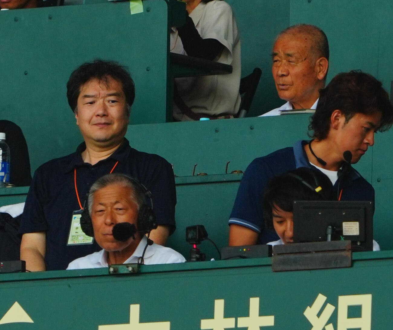 健大高崎対智弁和歌山　解説席に座る小倉全由氏（左下）と試合を観戦する高嶋仁氏（右上）（撮影・垰建太）