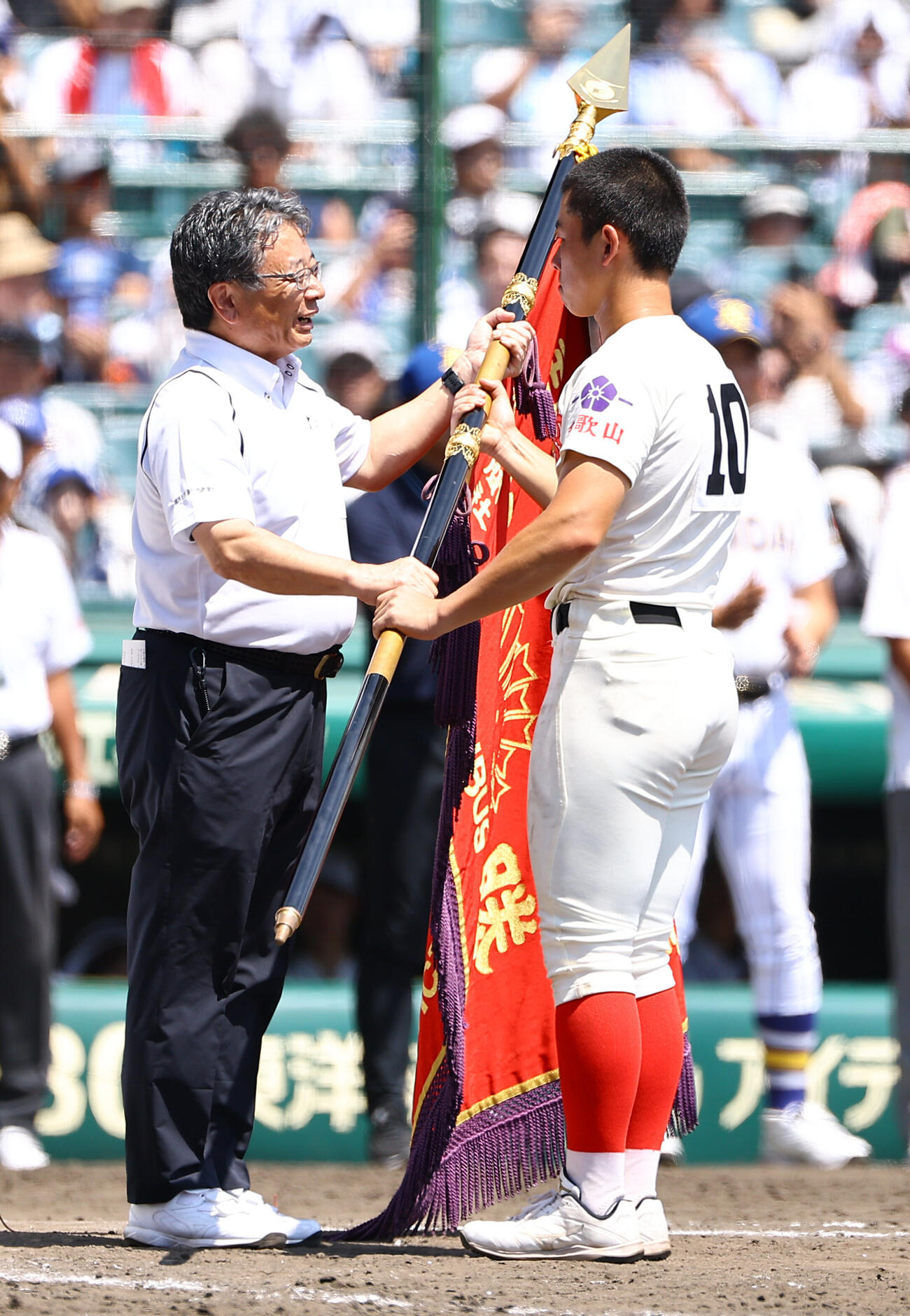 健大高崎対智弁和歌山　優勝旗を受け取る智弁和歌山・松本虎太郎主将（撮影・上田博志）