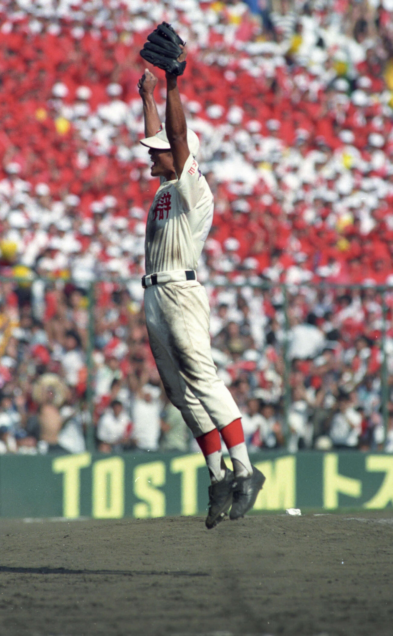 ガッツポーズをして喜ぶ智弁和歌山・清水昭秀（1997年8月21日撮影）