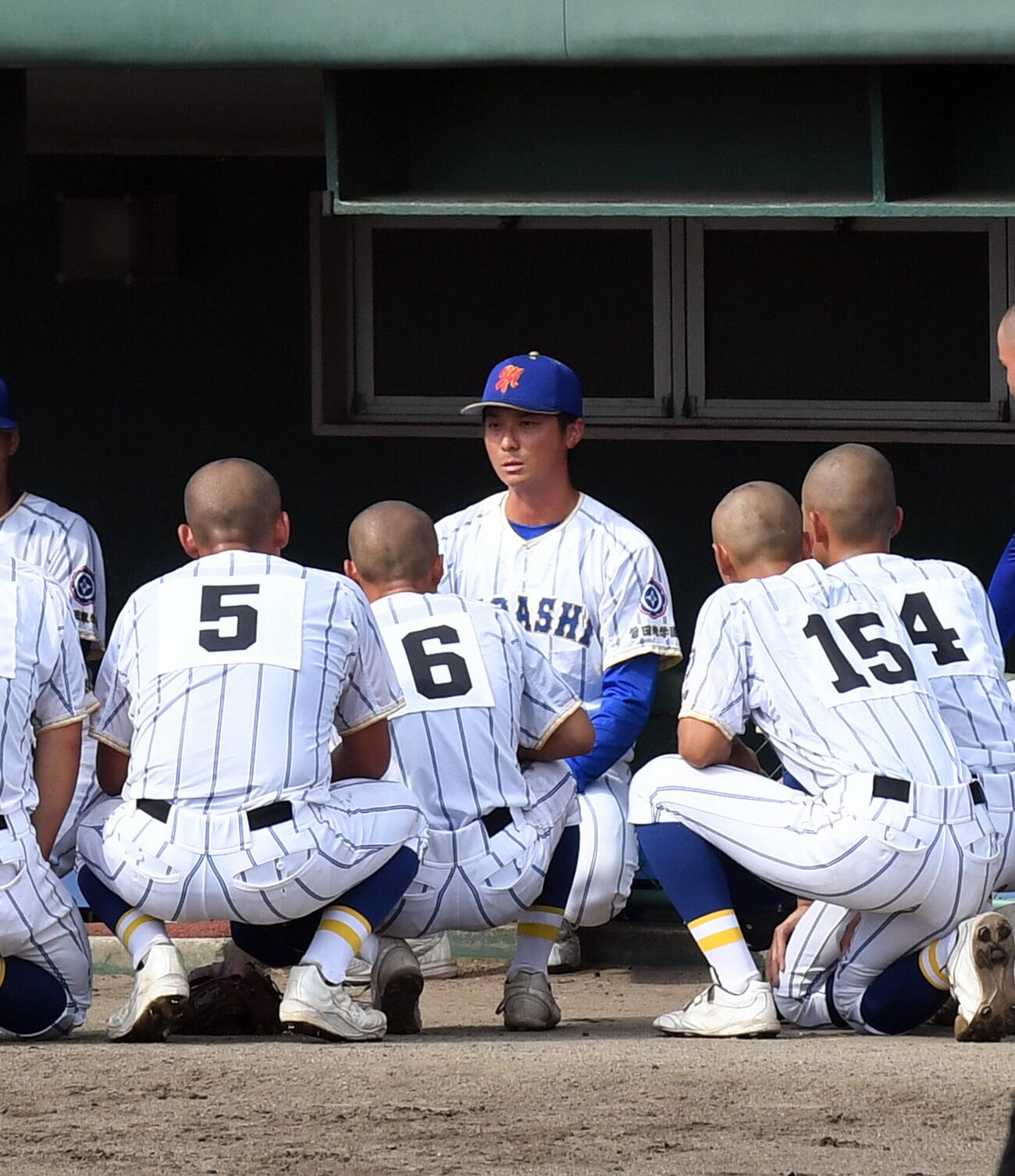 浜松工対磐田東　イニング間で選手に語りかける磐田東・赤堀監督