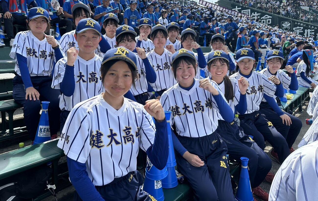 健大高崎を支える、マネジャー主将の小保方花南さん（最前左）と14人のマネジャー（撮影・田島優大）