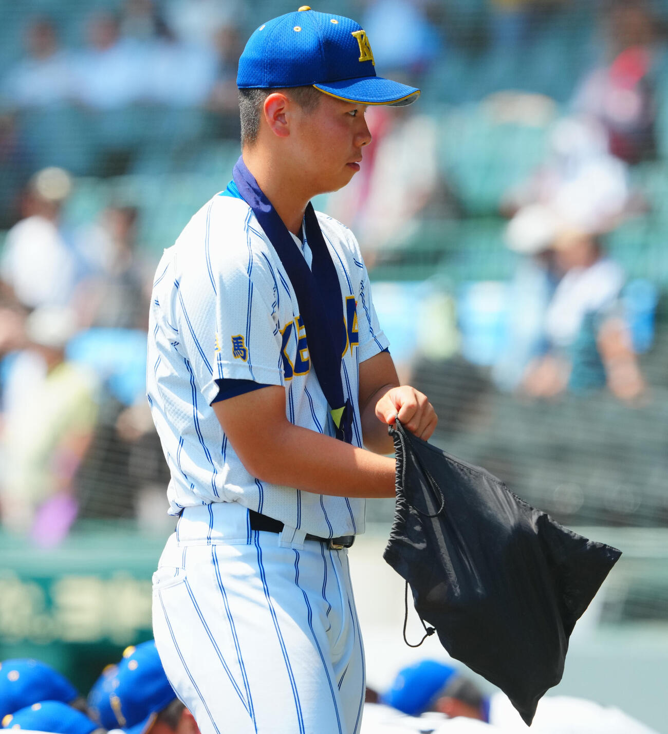 健大高崎対智弁和歌山　準優勝の健大高崎・石垣聡志は甲子園の土を右手でひとつかみし袋に入れる（撮影・垰建太）