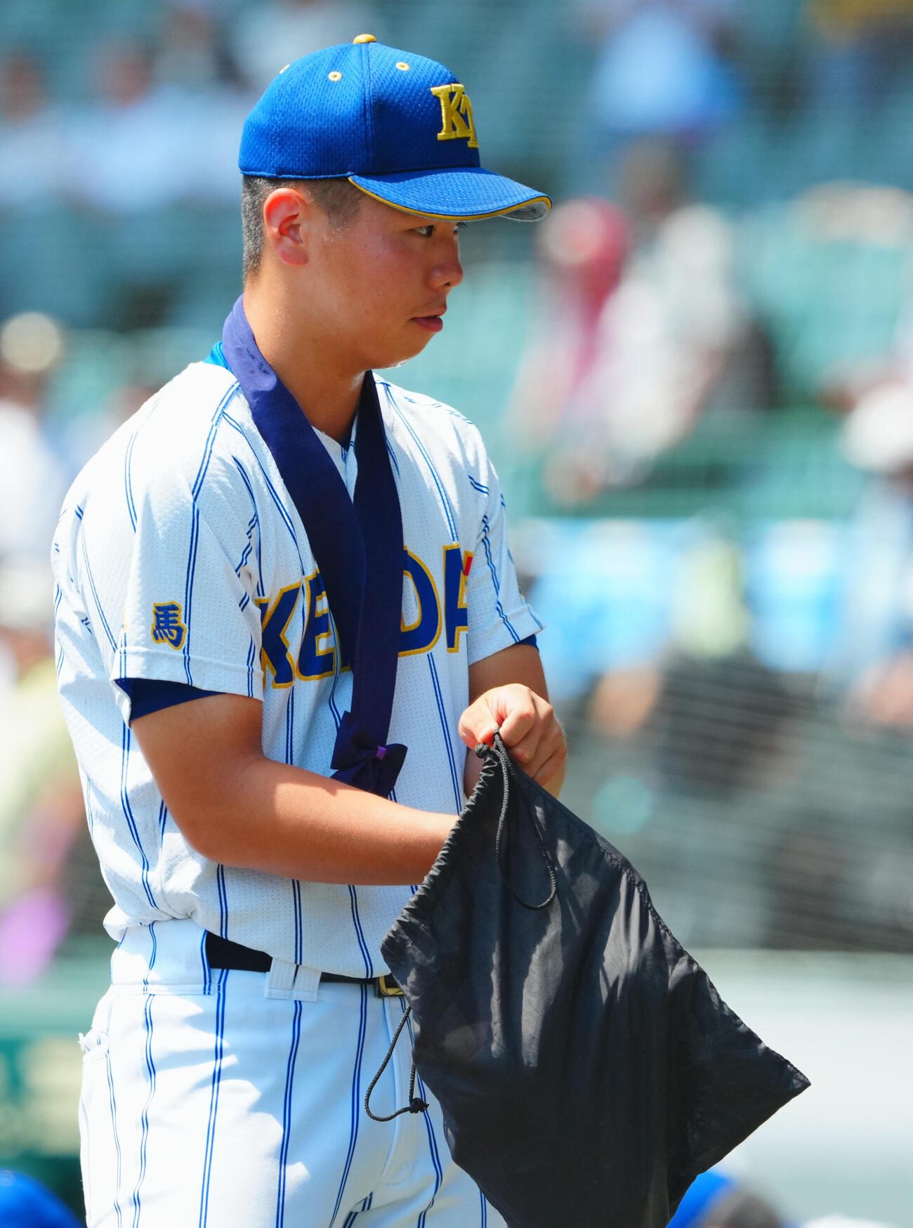 健大高崎対智弁和歌山　準優勝の健大高崎・石垣聡志は甲子園の土を右手でひとつかみし袋に入れる（撮影・垰建太）