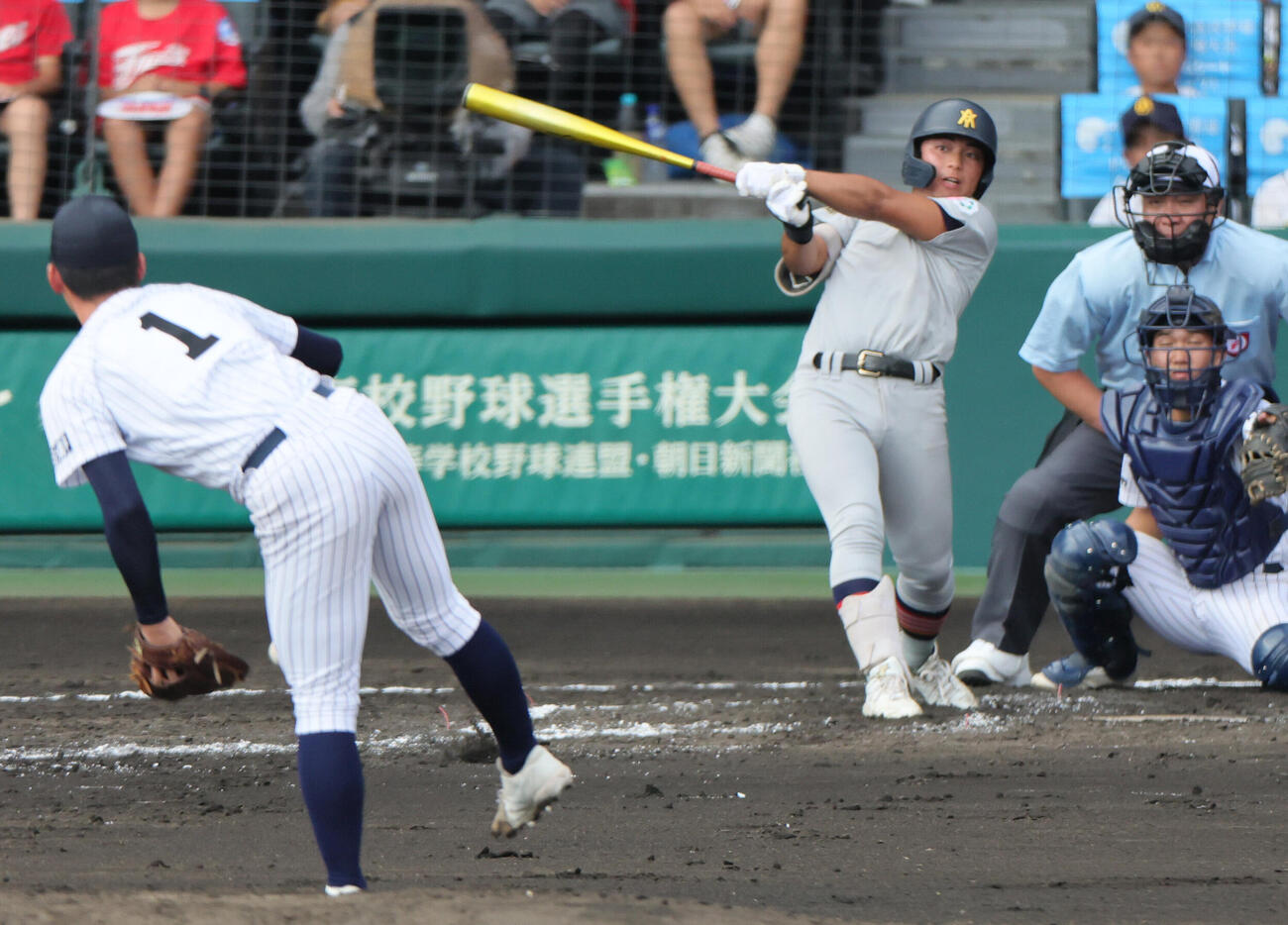 青森山田対東日本国際大昌平　3回表青森山田2死、一ゴロに倒れる郡司宙弥、投手は照沼佑崇（2026年8月13日撮影）
