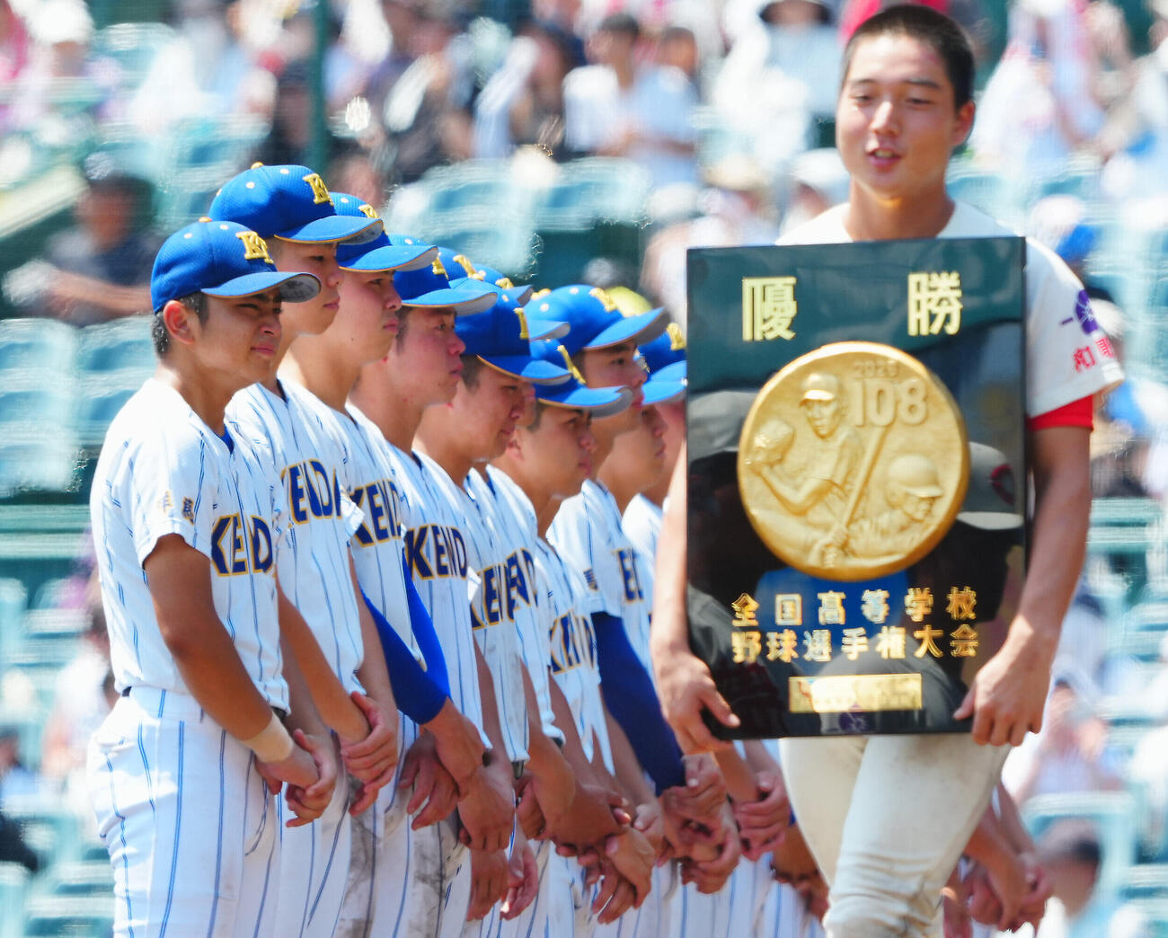 健大高崎対智弁和歌山　準優勝に終わり表彰式で涙を流す健大高崎・石田雄星（左端）らナイン（撮影・垰建太）