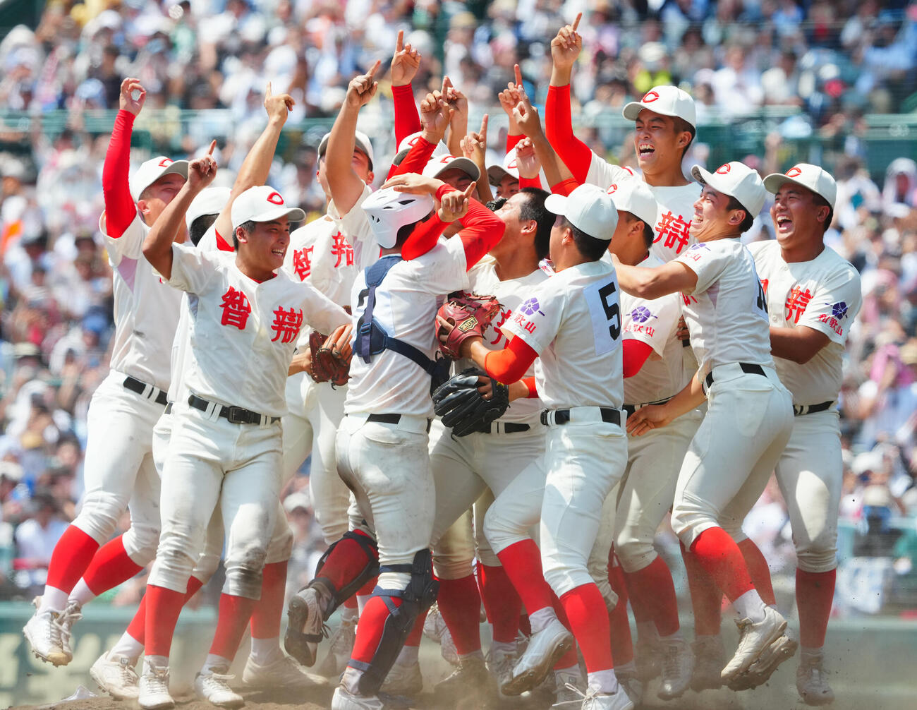 健大高崎対智弁和歌山　優勝を決め歓喜の輪をつくる松本虎太郎（右から2人目）ら智弁和歌山ナイン（撮影・垰建太）
