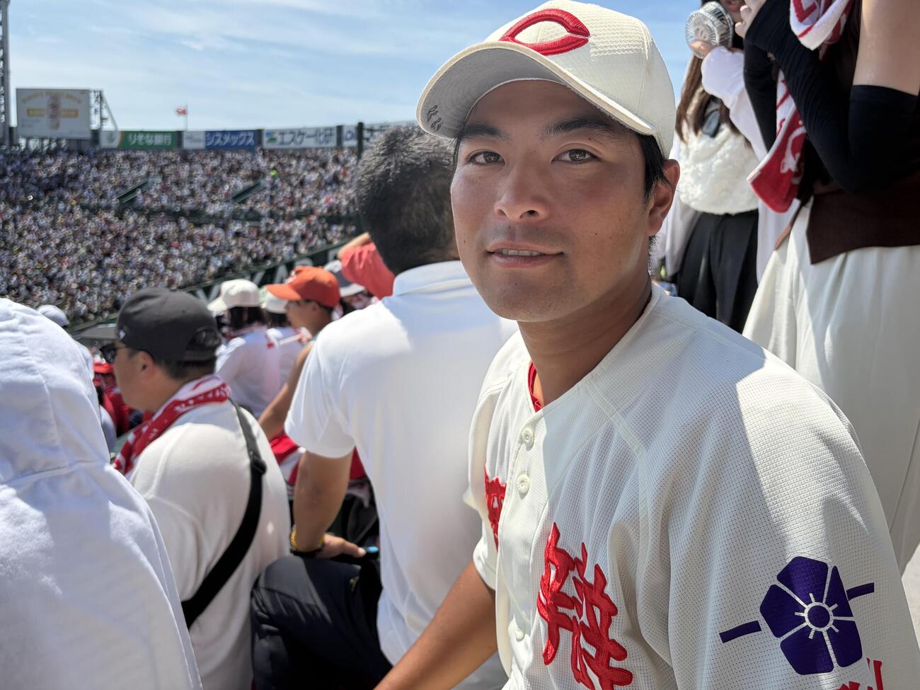 甲子園のアルプススタンドで、選手たちの活躍を見守る智弁和歌山の原田夏希コーチ（撮影・保坂淑子）