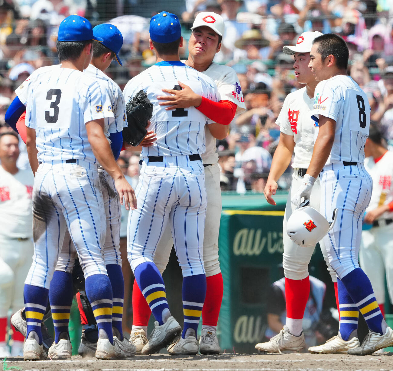 健大高崎対智弁和歌山　優勝し試合後に健大高崎・石垣聡志（1番）と涙を流しながら健闘をたたえ合う智弁和歌山・和気匠太（撮影・垰建太）