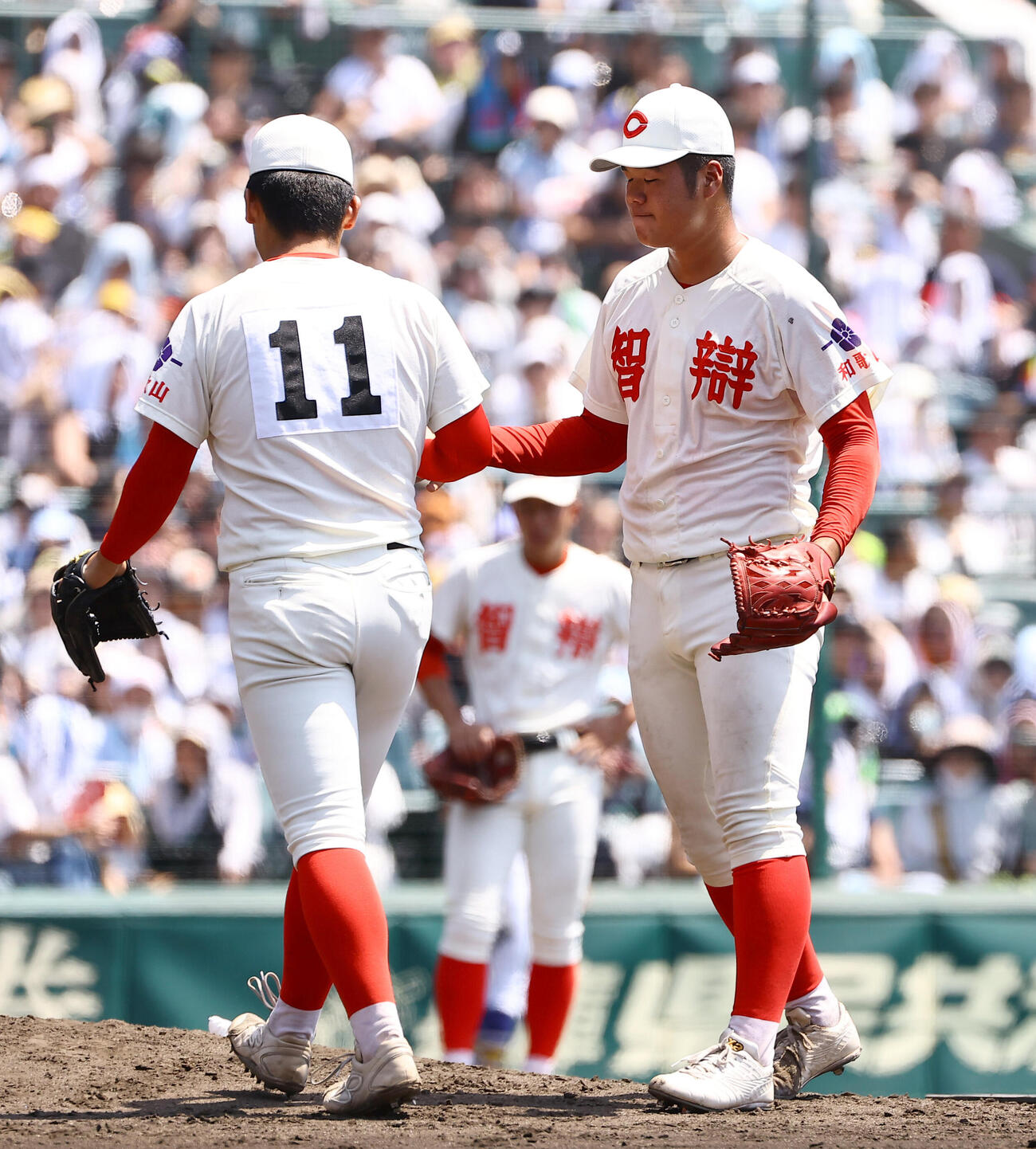 健大高崎対智弁和歌山　8回、智弁和歌山エース和気匠太（右）は久葉亮太と交代する（撮影・上田博志）