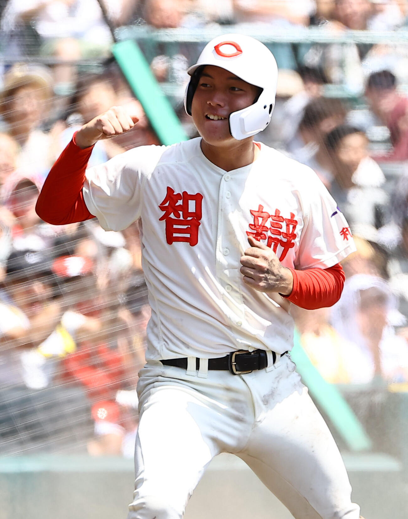 健大高崎対智弁和歌山　8回裏智弁和歌山1死二、三塁、川原一将のスクイズで生還した山田凜虎はガッツポーズをする（撮影・上田博志）