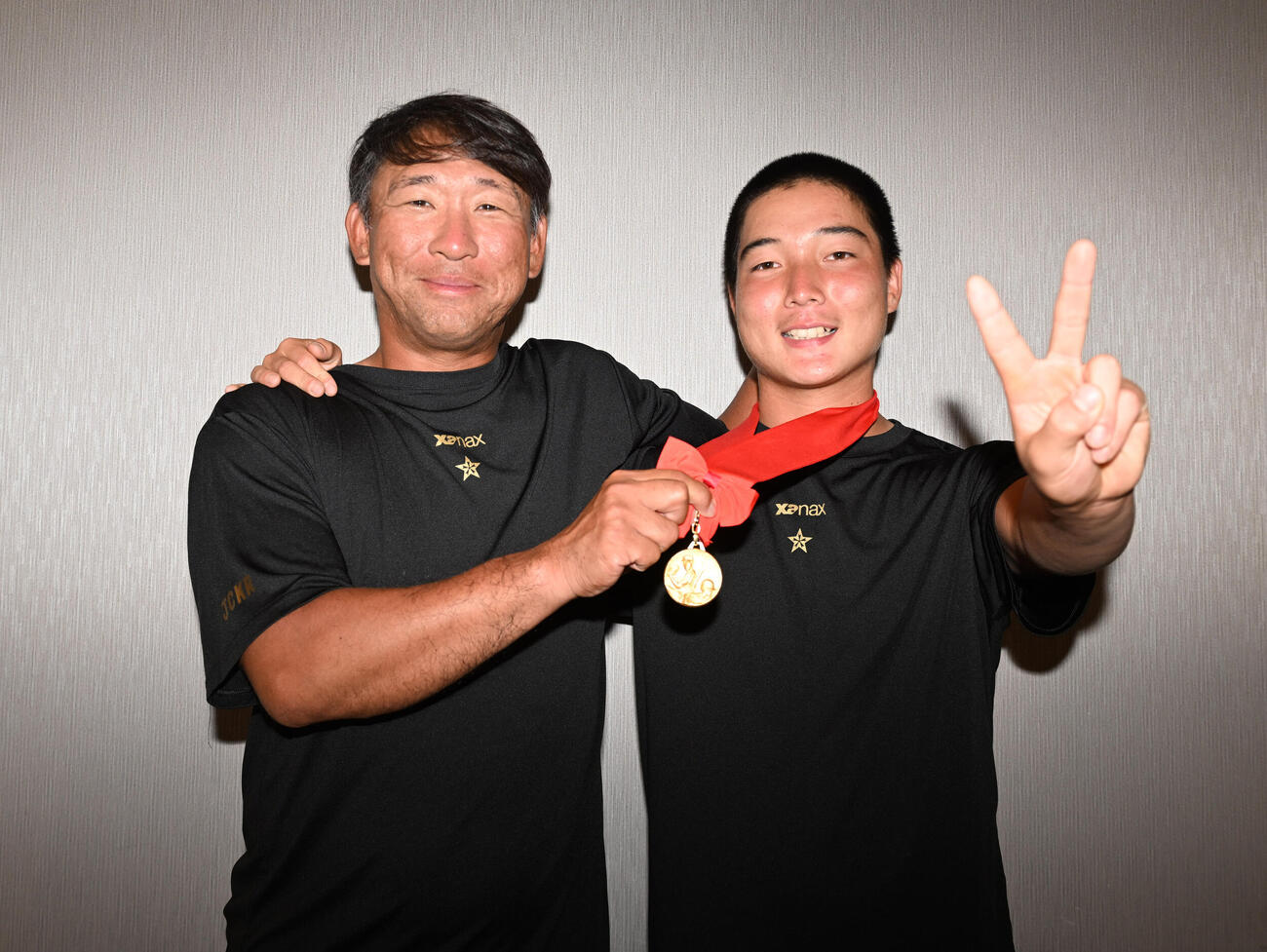 智弁和歌山・中谷仁監督（左）と記念撮影する山田凜虎（撮影・和賀正仁）