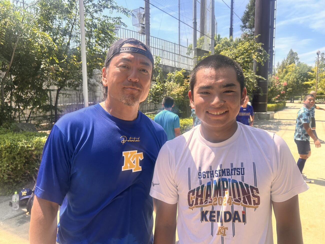 準優勝を収めた健大高崎に欠かせない存在だった塚原トレーナー（左）と石田雄（撮影・平山連）