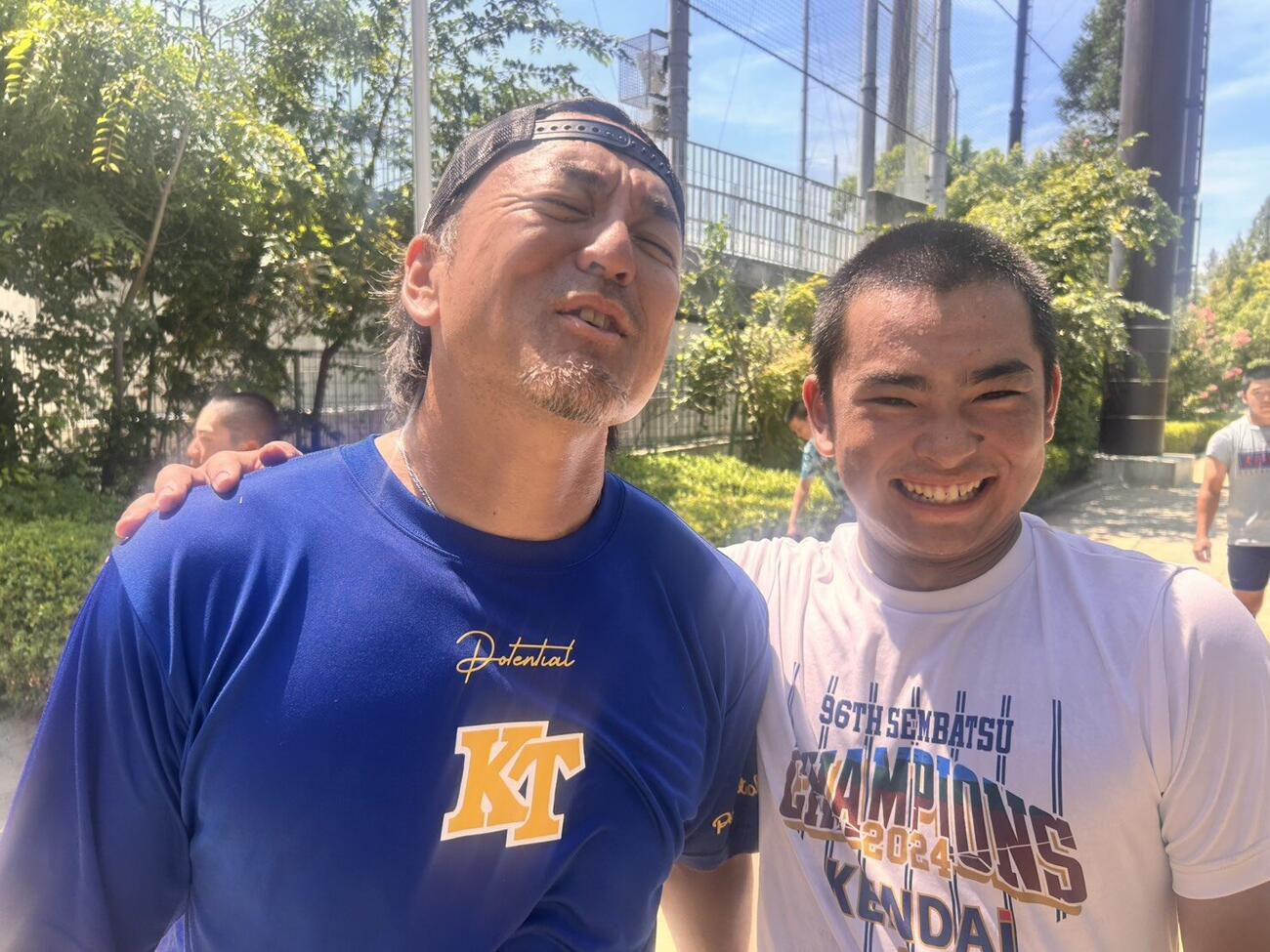 準優勝を収めた健大高崎に欠かせない存在だった塚原トレーナー（左）と石田雄（撮影・平山連）