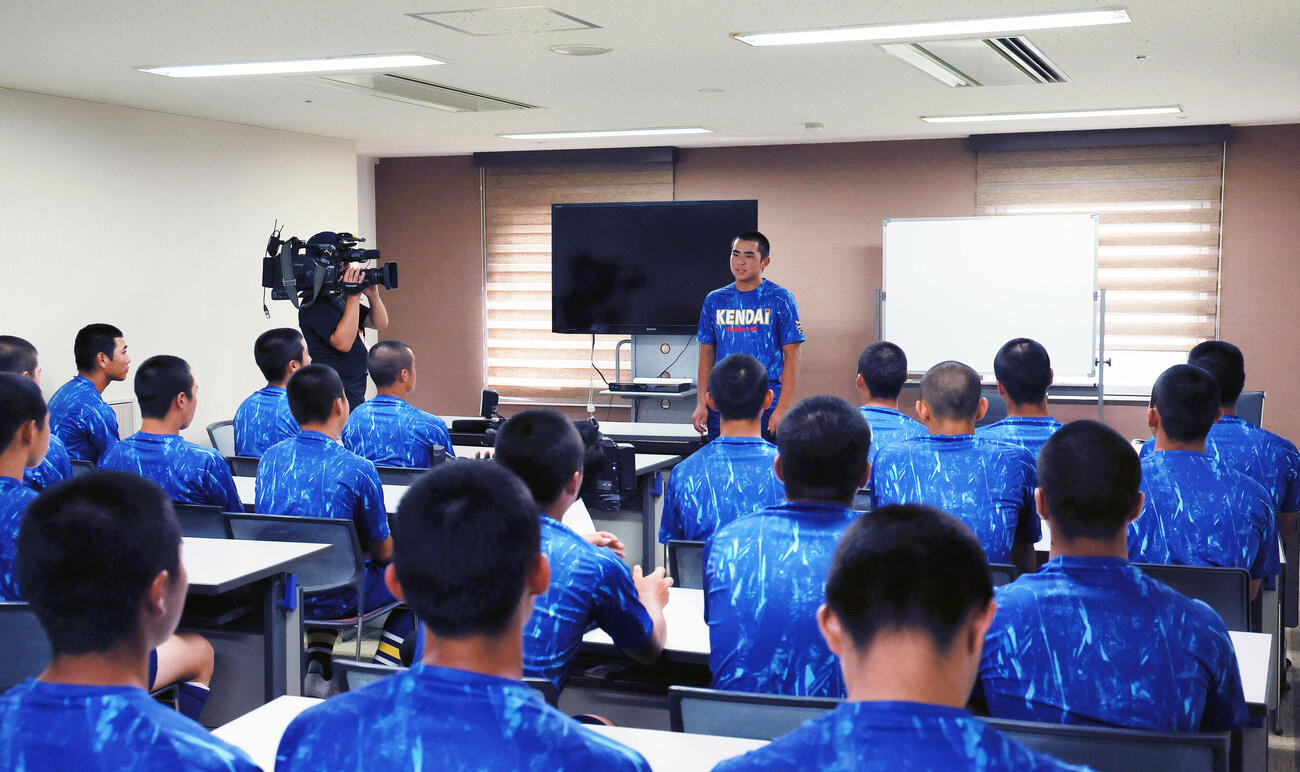 宿舎でのラストミーティングで話す健大高崎・石田雄星主将（撮影・上山淳一）