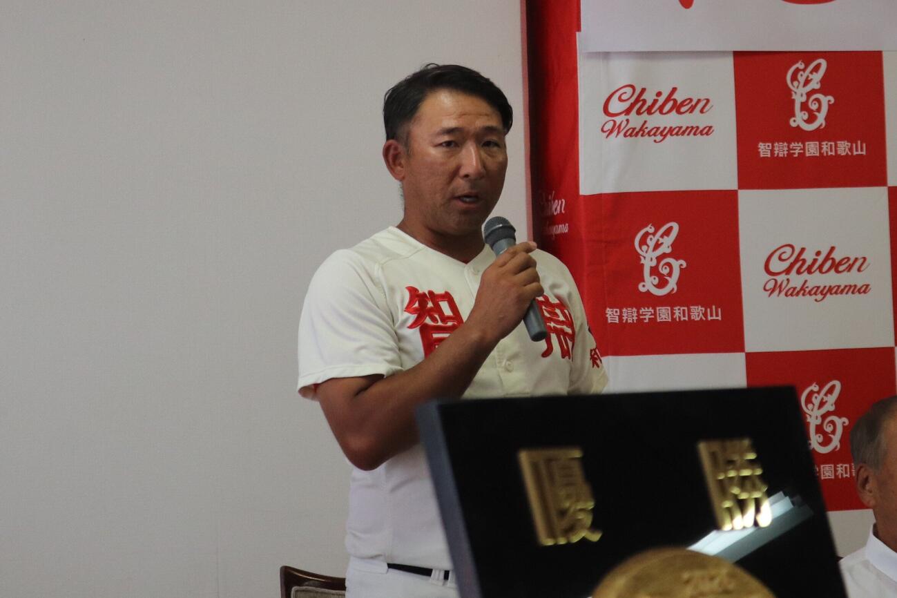 優勝から一夜明け優勝報告を行う智弁和歌山・中谷仁監督（撮影・佐藤妙月）