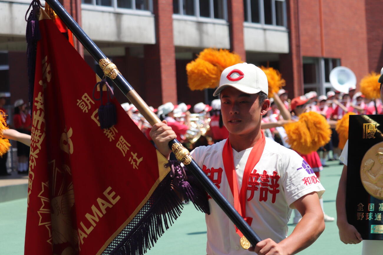 優勝から一夜明け出迎えを受ける智弁和歌山・松本虎太郎（撮影・佐藤妙月）