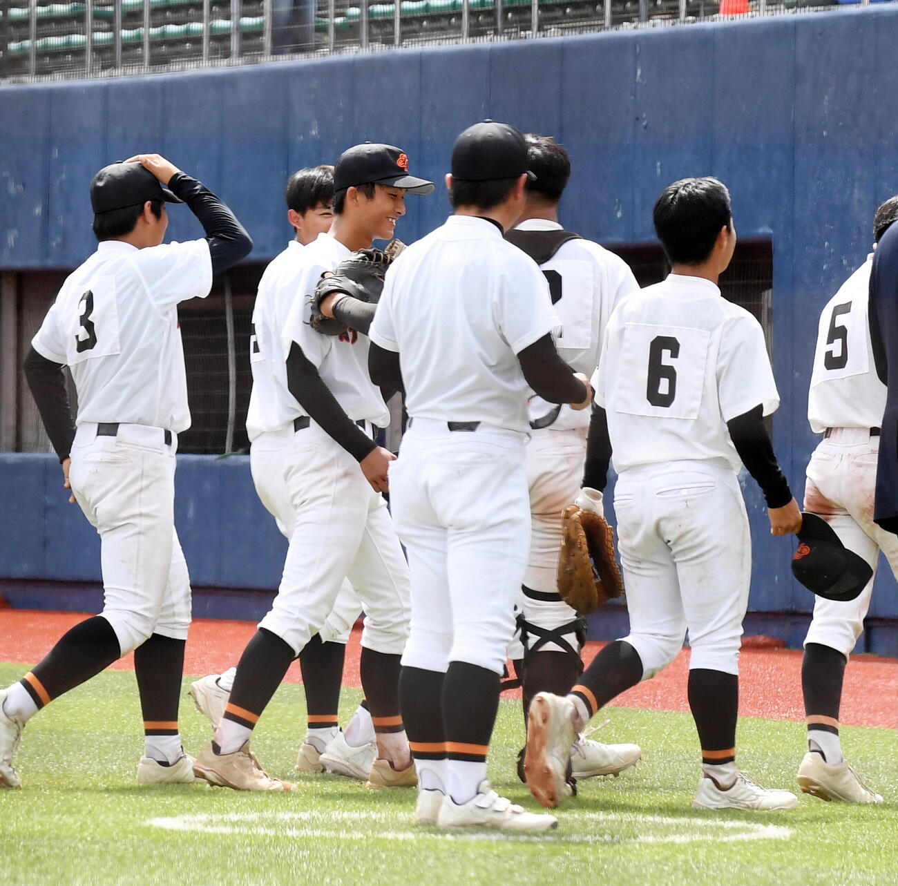 相良対静岡西　祝福されながら、笑顔でグラウンドを引き揚げる静岡西・望月友（中央）